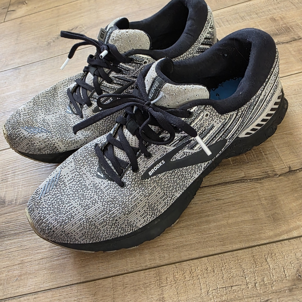Brooks Men's Black and Cream Athletic Shoes